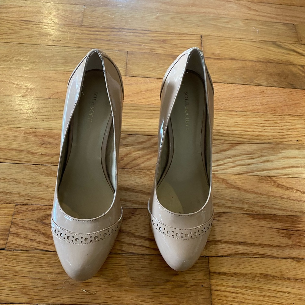 Sole society nude patent leather pumps with thick heal